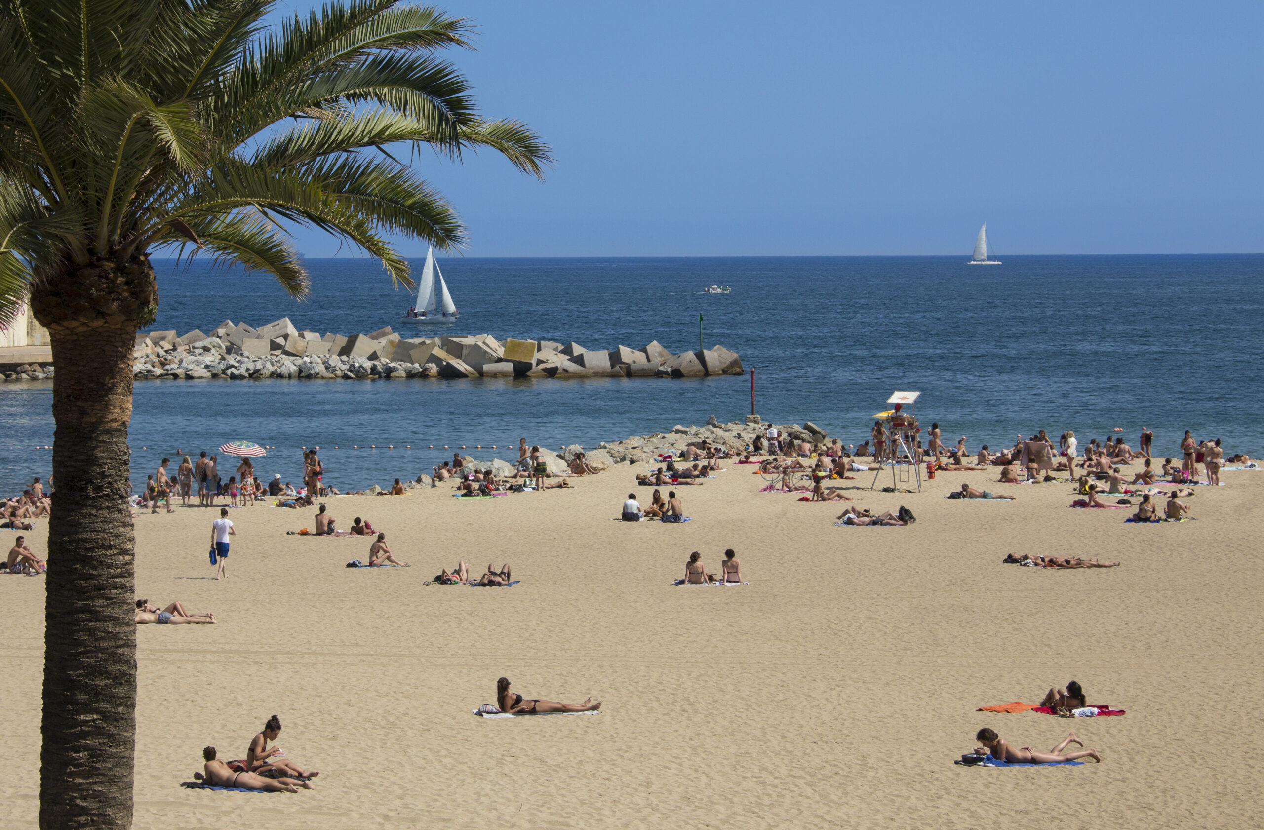 imagen de nova icaria una de las mejores playas de barcelona