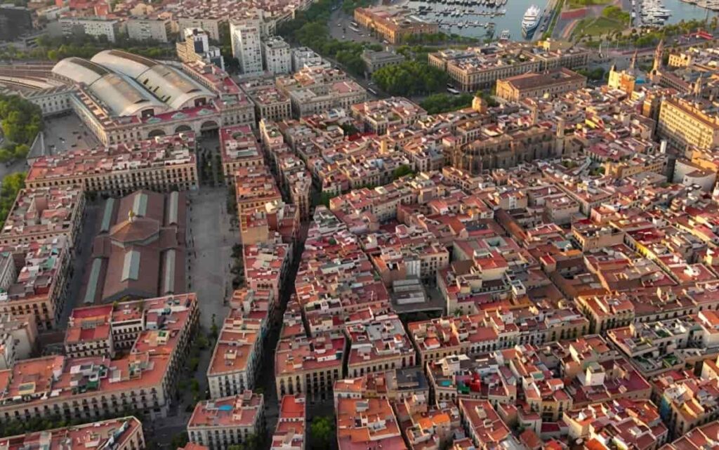 Moverse por El Born Barcelona a pie con apps de navegación.