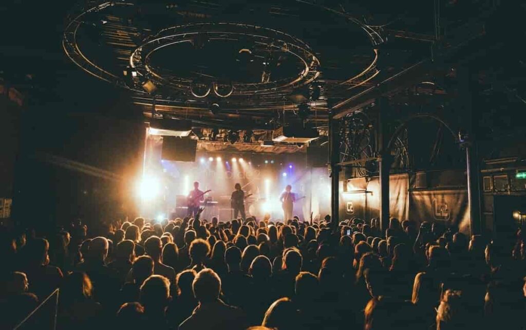Concierto íntimo de música en vivo en una sala pequeña de Barcelona