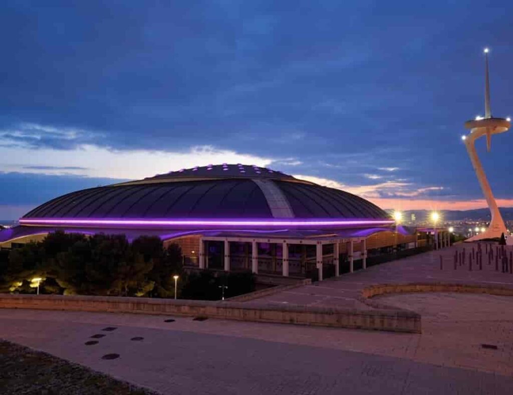 Palau Sant Jordi iluminado de noche, una de las principales salas de conciertos en Barcelona