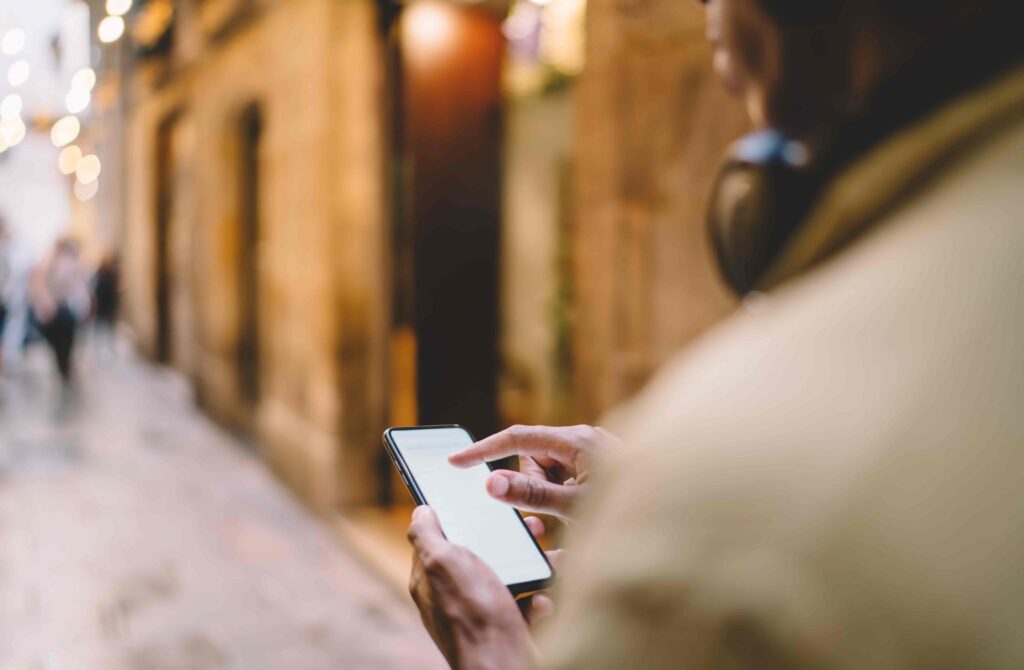 Apps para moverse por Barcelona consultadas en el barrio del Born.